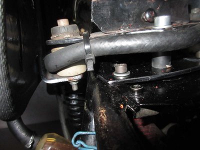 XT500_Tank-ES4025_Bild04_hinten-Gummidämpfer.jpg