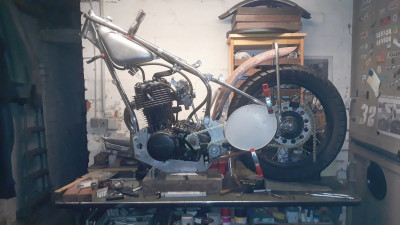 07 Motor in Rahmen mit Kotflügel Kettenspanner02.jpg